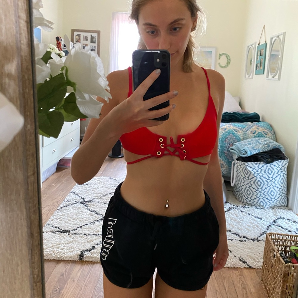 RED BIKINI - Picture 3 of 4